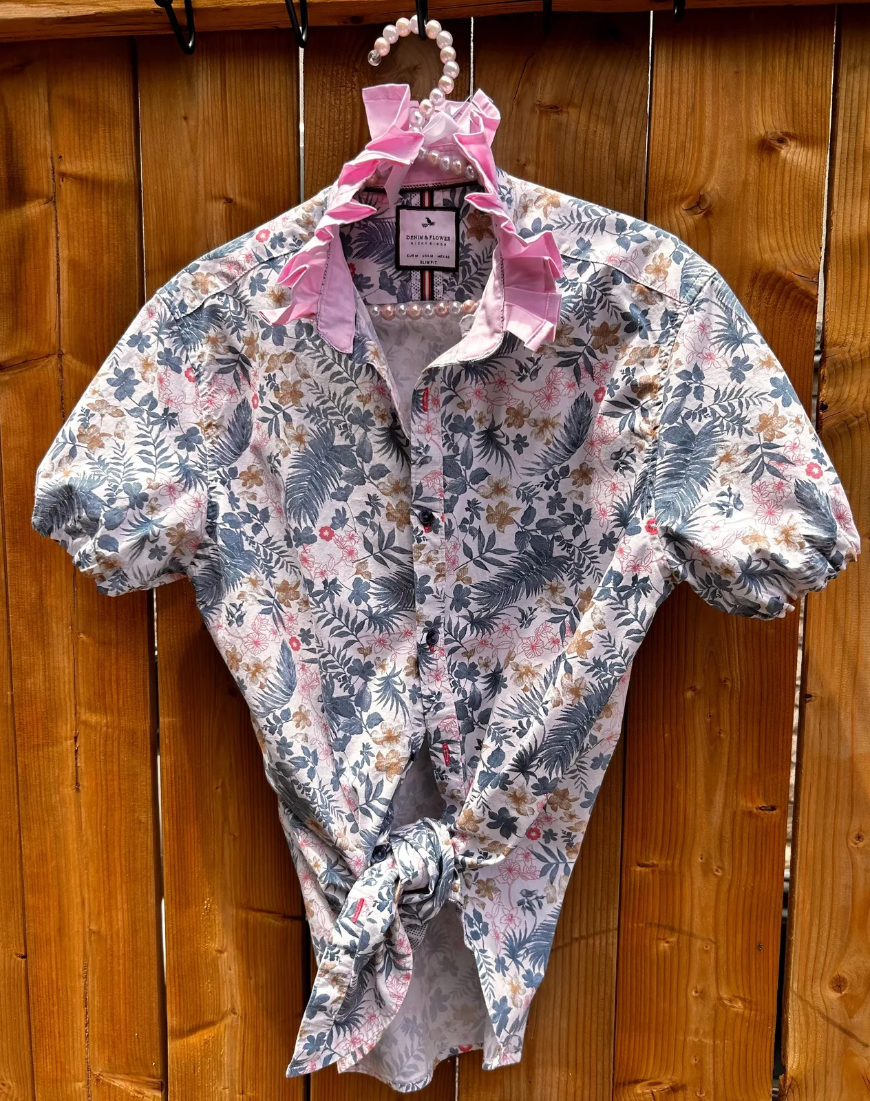 Floral short-sleeve shirt with a pink ruffle statement collar